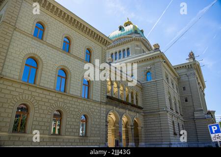 Edificio del Parlamento della Svizzera nella città di Berna - BERNA, SVIZZERA - 14 LUGLIO 2022 Foto Stock