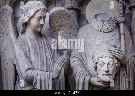 Saint Denis senza testa e angelo, Notre dame dettaglio a Parigi, Francia Foto Stock