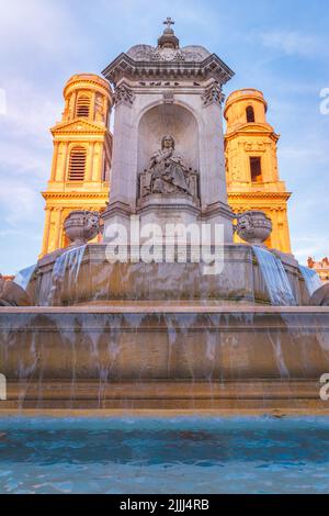 Chiesa di Saint-Sulpice e fontana al tramonto, Parigi, Francia Foto Stock