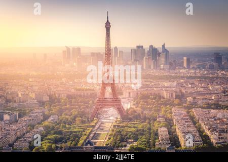 Torre Eiffel e la Defense all'alba drammatica Parigi, Francia Foto Stock