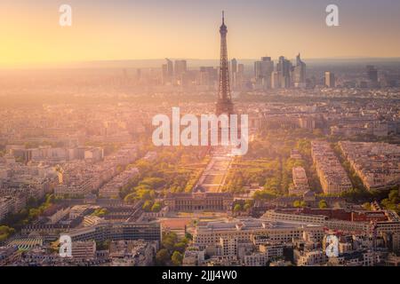 Torre Eiffel e la Defense all'alba drammatica Parigi, Francia Foto Stock