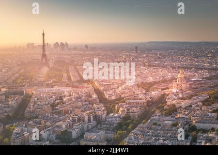 Torre Eiffel e Les Invalides al suggestivo alba di Parigi, Francia Foto Stock