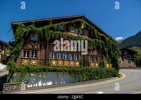 Bella casa di campagna sulle montagne svizzere - KLAUSENPASS, SVIZZERA - 14 LUGLIO 2022 Foto Stock