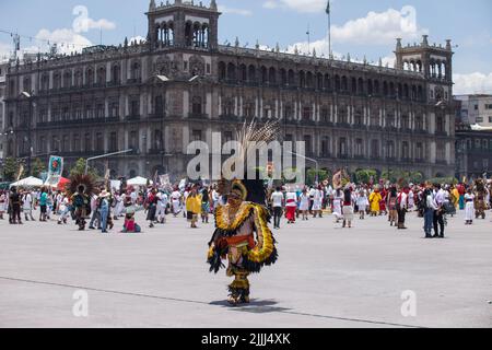 Città del Messico, CDMX, Messico. 26th luglio 2022. Adulti, bambini e anziani, vestiti con costumi colorati, campane e pennacchi, ballarono nella piazza principale della capitale messicana per commemorare il 697th anniversario della fondazione del Messico-Tenochtitlan. I partecipanti hanno anche giocato al gioco della palla pre-ispanica (immagine di credito: © Cristian Leyva/ZUMA Press Wire) Foto Stock