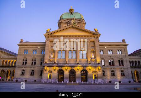 Edificio del Parlamento della Svizzera nella città di Berna - BERNA, SVIZZERA - 14 LUGLIO 2022 Foto Stock