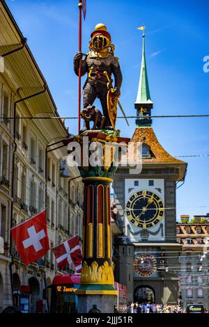 Strada principale attraverso il centro storico di Berna - BERNA, SVIZZERA - 14 LUGLIO 2022 Foto Stock