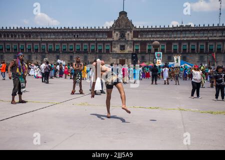 Città del Messico, CDMX, Messico. 26th luglio 2022. Adulti, bambini e anziani, vestiti con costumi colorati, campane e pennacchi, ballarono nella piazza principale della capitale messicana per commemorare il 697th anniversario della fondazione del Messico-Tenochtitlan. I partecipanti hanno anche giocato al gioco della palla pre-ispanica (immagine di credito: © Cristian Leyva/ZUMA Press Wire) Foto Stock