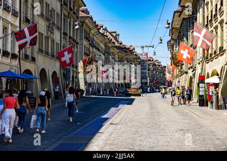 Strada principale attraverso il centro storico di Berna - BERNA, SVIZZERA - 14 LUGLIO 2022 Foto Stock