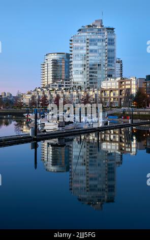 Vancouver, British Columbia, Canada – 18 novembre 2018. Yaletown Marina e Towers Sunrise. Il sole del mattino si riflette fuori dai condomini di Yaletown nel downtow Foto Stock