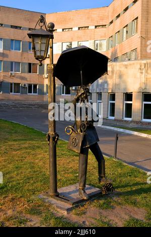 Uomini in metallo forgiato con ombrello nel Kyiv City Psychiatric Hospital N1, che prende il nome da Pavlov I.P. (Ex clinica Kirillovskaya) a Kiev, Ucraina. Foto Stock