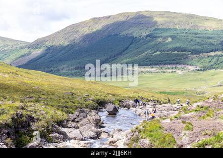 Piscine fairy sull'isola di Skye vicino a Glenbrittle, escursionisti e visitatori esplorare le piscine in una giornata estiva, isola di Skye, Scozia, Regno Unito Foto Stock