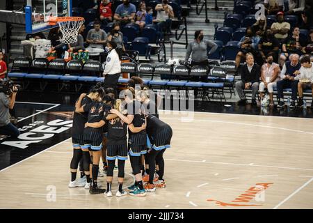 Chicago, Stati Uniti. 26th luglio 2022. I giocatori di Chicago Sky si accudono prima della finale della WNBA Commissioner's Cup tra il Chicago Sky e Las Vegas Aces il 26th luglio 2022 presso la Wintrust Arena di Chicago, USA. (NESSUN USO COMMERCIALE) (Foto: Shaina Benhayoun/Sports Press Photo/C - UN'ORA DI SCADENZA - ATTIVARE FTP SOLO SE LE IMMAGINI MENO DI UN'ORA - Alamy) credito: SPP Sport Press Foto. /Alamy Live News Foto Stock