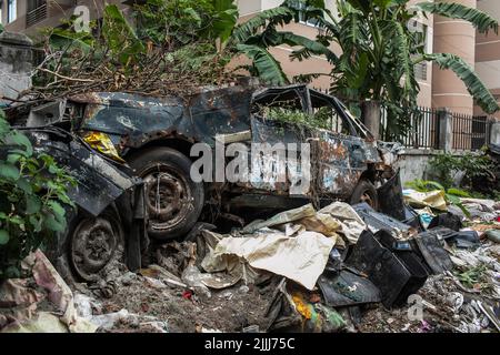 Dhaka, Bangladesh. 25th luglio 2022. Un veicolo distrutto visto parcheggiato alla stazione di polizia di Adabar nella città di Dhaka. Le forze dell'ordine del Bangladesh si accaparra ogni giorno un certo numero di veicoli a pagamento. Queste automobili rimangono alla stazione di polizia di Adabar in Dhaka senza manutenzione adeguata per molto tempo. Un gran numero di veicoli che funzionano senza certificati di idoneità, licenze e percorsi validi. Credit: SOPA Images Limited/Alamy Live News Foto Stock