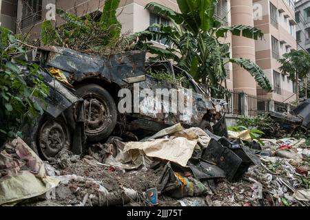 Dhaka, Bangladesh. 25th luglio 2022. Un veicolo distrutto visto parcheggiato alla stazione di polizia di Adabar nella città di Dhaka. Le forze dell'ordine del Bangladesh si accaparra ogni giorno un certo numero di veicoli a pagamento. Queste automobili rimangono alla stazione di polizia di Adabar in Dhaka senza manutenzione adeguata per molto tempo. Un gran numero di veicoli che funzionano senza certificati di idoneità, licenze e percorsi validi. Credit: SOPA Images Limited/Alamy Live News Foto Stock