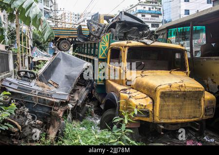 Dhaka, Bangladesh. 25th luglio 2022. Veicoli distrutti visti parcheggiati alla stazione di polizia di Adabar nella città di Dhaka. Le forze dell'ordine del Bangladesh si accaparra ogni giorno un certo numero di veicoli a pagamento. Queste automobili rimangono alla stazione di polizia di Adabar in Dhaka senza manutenzione adeguata per molto tempo. Un gran numero di veicoli che funzionano senza certificati di idoneità, licenze e percorsi validi. (Foto di Sazzad Hossain/SOPA Images/Sipa USA) Credit: Sipa USA/Alamy Live News Foto Stock