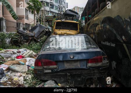 Dhaka, Bangladesh. 25th luglio 2022. Veicoli distrutti visti parcheggiati alla stazione di polizia di Adabar nella città di Dhaka. Le forze dell'ordine del Bangladesh si accaparra ogni giorno un certo numero di veicoli a pagamento. Queste automobili rimangono alla stazione di polizia di Adabar in Dhaka senza manutenzione adeguata per molto tempo. Un gran numero di veicoli che funzionano senza certificati di idoneità, licenze e percorsi validi. (Foto di Sazzad Hossain/SOPA Images/Sipa USA) Credit: Sipa USA/Alamy Live News Foto Stock