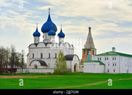 Parco vicino alla città vecchia. Cattedrale della Natività del Santissimo Teotokos dei secoli XIII-XVI. Suzdal, Russia, 2022. Foto Stock