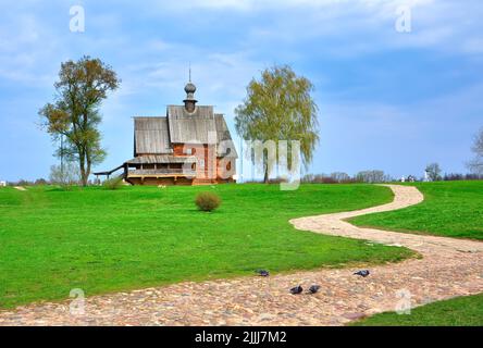 La Chiesa di San Nicola il Wonderworker. Un percorso nel parco per la chiesa in legno conservato. Suzdal, Russia, 2022. Foto Stock