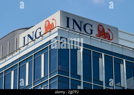 Bucarest, Romania - 21 luglio 2022: Un logo di ING Bank, multinazionale olandese di servizi bancari e finanziari, è visto in cima ad un edificio. Foto Stock