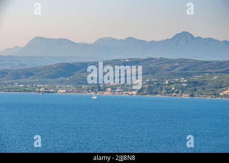 Splendida vista al tramonto sulla baia di Navarino vicino a Gialova in Messenia, Peloponneso, Grecia Foto Stock