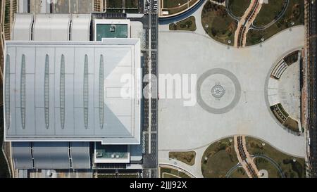 Yiyang. 26th luglio 2022. Foto aerea scattata il 26 luglio 2022 mostra una vista della stazione ferroviaria di Yiyang South a Yiyang, nella provincia centrale di Hunan della Cina. La sezione Yiyang-Changsha della ferrovia ad alta velocità Changde-Yiyang-Changsha si aprirà presto al traffico con una velocità progettata di 350 chilometri all'ora. Questo ridurrà significativamente il tempo di viaggio tra Yiyang e il gruppo urbano Changsha-Zhuzhou-Xiangtan. A seguito del funzionamento della sezione ferroviaria, tutte le 14 città e prefetture della provincia di Hunan avranno accesso alla rete ferroviaria ad alta velocità. Credit: Chen Zeguo/Xinhua/Alamy Live News Foto Stock