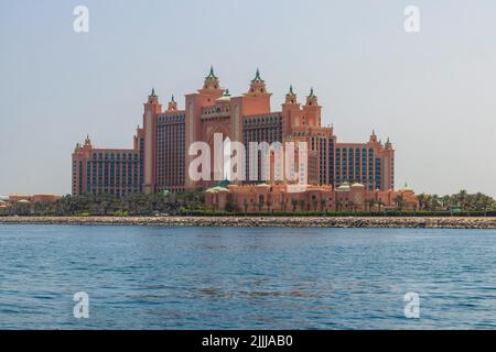 Dubai, Emirati Arabi Uniti - 05.06.2022 - scatto di un hotel Atlantis situato sull'isola artificiale Palm Jumeirah Foto Stock