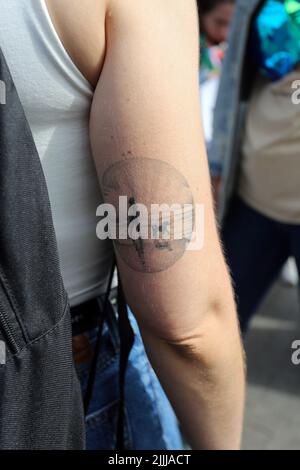 Un partecipante con un tatuaggio sul braccio durante il rally. La marcia per i diritti degli animali è avvenuta in tutto il paese. L'evento si è tenuto simultaneamente in 30 città dell'Ucraina. Gli attivisti si sono presi per le strade per protestare contro il crudele trattamento, uccisioni e uso di animali nei circhi, scatti fotografici commerciali e intrattenimento. Attivisti e proprietari di animali provenienti da Kharkiv, Mykolaiv, Rivne, Kherson, Cherkasy, Kropyvnytskyi, Odessa e altre città hanno preso parte all'azione. Anche gli esploratori polari della stazione 'Akademik Vernadskyi' si unirono alla marcia. In particolare, hanno dichiarato che la mammma marina Foto Stock