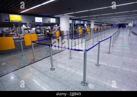 27 luglio 2022, Hessen, Francoforte sul meno: I banchi di check-in di Lufthansa sono vuoti questa mattina presto all'aeroporto di Francoforte. A causa dello sciopero di avvertimento Verdi, Lufthansa ha annullato quasi l'intero orario di volo per mercoledì. Foto: Frank Rumpenhorst/dpa Foto Stock