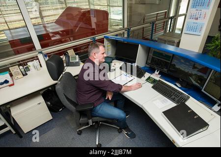 PRODUZIONE - 30 giugno 2022, Saarland, Saarbrücken: L'istruttore Ulf Lorenz controlla la corsa nel simulatore ferroviario dalla sua sede. Tutti i macchinisti devono avere le loro abilità di guida testate nel simulatore ogni anno. (A dpa: 'Basta lasciare che rotoli - come i macchinisti del treno imparano a risparmiare energia') Foto: Oliver Dietze/dpa Foto Stock