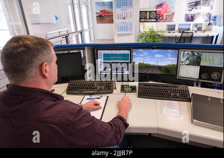 PRODUZIONE - 30 giugno 2022, Saarland, Saarbrücken: L'istruttore Ulf Lorenz controlla la corsa nel simulatore ferroviario dalla sua sede. Tutti i macchinisti devono avere le loro abilità di guida testate nel simulatore ogni anno. (A dpa: 'Basta lasciare che rotoli - come i macchinisti del treno imparano a risparmiare energia') Foto: Oliver Dietze/dpa Foto Stock