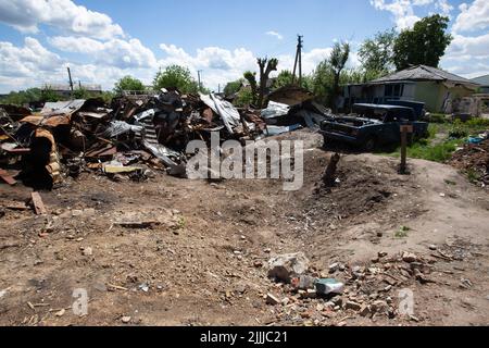 Borodianka, Ucraina. 28th maggio 2022. Garage e auto distrutti dalle truppe russe a causa dell'invasione russa dell'Ucraina. La Russia invasa l'Ucraina il 24 febbraio 2022. (Foto di Oleksii Chumachenko/SOPA Images/Sipa USA) Credit: Sipa USA/Alamy Live News Foto Stock