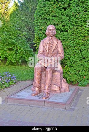 Nikolai Gogol (1809-1852), famoso scrittore di prosa russa, poeta, drammaturgo, critico, essayista; Statua a Myrgorod, Ucraina. Foto Stock
