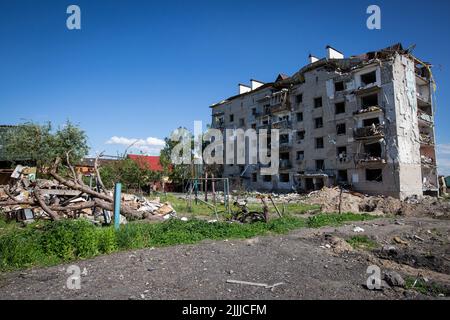 Borodianka, Ucraina. 28th maggio 2022. Parco giochi e costruzione di appartamenti distrutti dall'esercito russo a causa dell'invasione russa dell'Ucraina. La Russia invasa l'Ucraina il 24 febbraio 2022. (Credit Image: © Oleksii Chumachenko/SOPA Images via ZUMA Press Wire) Foto Stock