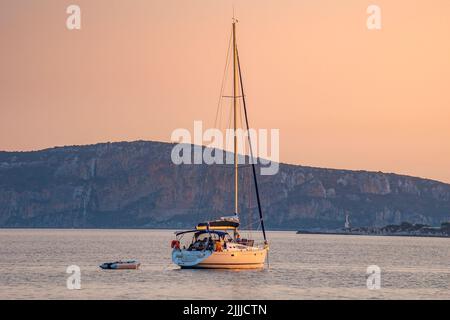 Splendida vista al tramonto sulla baia di Navarino vicino a Gialova in Messenia, Peloponneso, Grecia Foto Stock