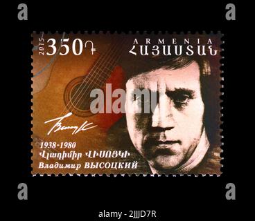 Vladimir Vysotsky (1938-1980), famoso cantante russo, famoso scrittore di bard song, francobollo cancellato stampato in Armenia intorno al 2015. Foto Stock