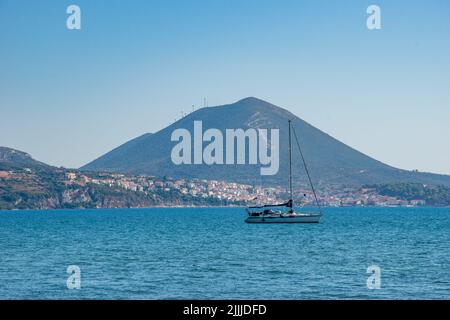 Splendida vista sul mare sulla baia di Navarino dalla città di Gialova verso la città di Pilos a Messenia, Grecia Foto Stock