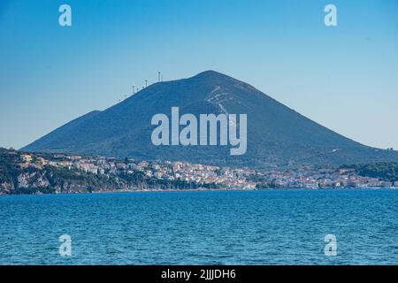 Splendida vista sul mare sulla baia di Navarino dalla città di Gialova verso la città di Pilos a Messenia, Grecia Foto Stock