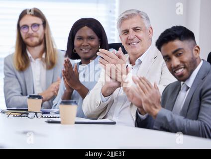 Abbiamo visto lavorare come il vostro in un po 'di tempo. Un gruppo di uomini d'affari che si aggrappano durante una riunione in un ufficio moderno. Foto Stock