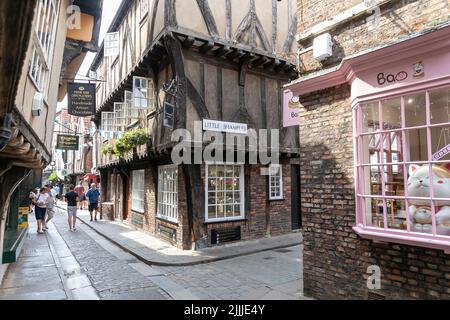 The Shambles and Little Shambles nella città medievale di York, Yorkshire, Inghilterra in un giorno di sole estati nel 2022, Regno Unito Foto Stock