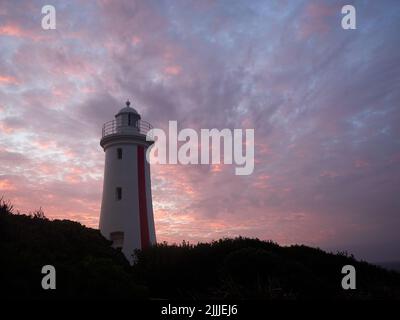 Una splendida vista al tramonto del faro di Mersey Bluff a Devonport, Australia Foto Stock