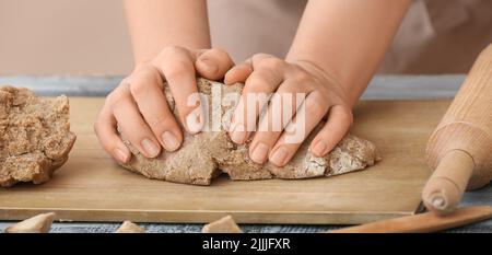 Panettiere impastare l'impasto fresco in cucina, primo piano Foto Stock