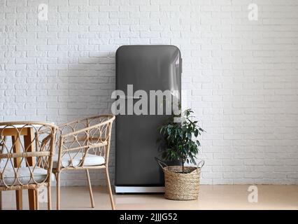 Elegante frigorifero retrò grigio all'interno della sala da pranzo Foto Stock