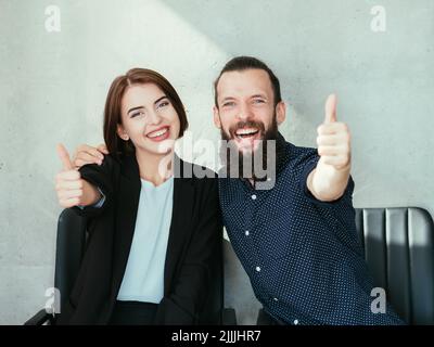 Felice uomo donna sorridente di affari thumbs in su successo Foto Stock