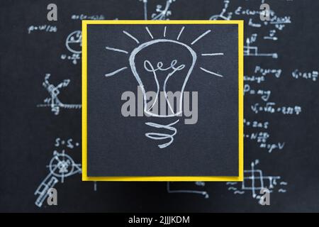 lampada eureka illuminazione rivoluzionaria carta nera Foto Stock