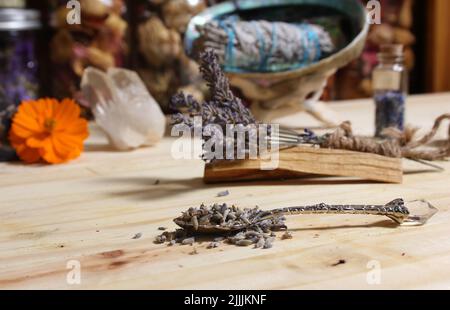 Lavanda Essiccata Con Palo Santo Wood E Conchiglia Abalone Per Rituali Di  Sbavatura Fotografia Stock - Immagine di nave, aroma: 251842390