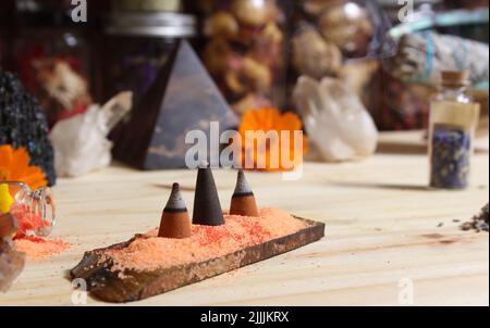 Cristallo di roccia con incenso e piramide di pietra sulla tabella di  meditazione Foto stock - Alamy