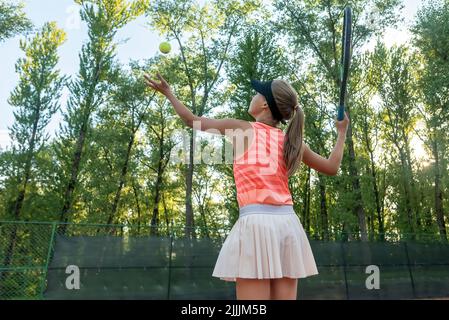 tennis ragazza giocatore formazione in estate giorno in campo Foto Stock