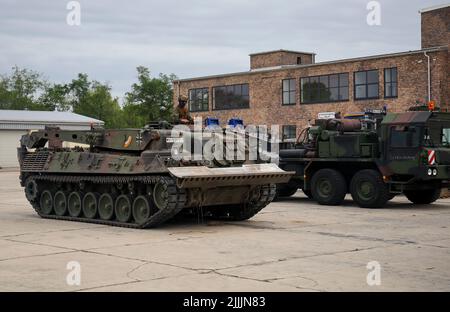 Falkenberg, Germania. 27th luglio 2022. Un serbatoio di compensazione Bundeswehr attende il suo ordine di partenza all'aeroporto di Lönnewitz-Falkenberg. I vigili del fuoco di Brandeburgo continuano a combattere un importante incendio boschivo nel distretto di Elbe-Elster. Da lunedì (25,07.) brucia su una superficie di 800 ettari. Le aree sono parzialmente contaminate da munizioni. Questo complica il lavoro di estinzione degli incendi. Credit: Jan Woitas/dpa/Alamy Live News Foto Stock