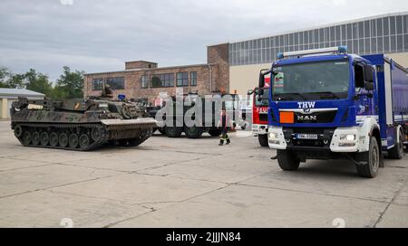 Falkenberg, Germania. 27th luglio 2022. Un serbatoio di compensazione Bundeswehr attende il suo ordine di partenza all'aeroporto di Lönnewitz-Falkenberg. I vigili del fuoco di Brandeburgo continuano a combattere un importante incendio boschivo nel distretto di Elbe-Elster. Da lunedì (25,07.) brucia su una superficie di 800 ettari. Le aree sono parzialmente contaminate da munizioni. Questo complica il lavoro di estinzione degli incendi. Credit: Jan Woitas/dpa/Alamy Live News Foto Stock