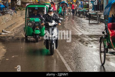Stili di vita della gente di strada durante le stagioni piovose. Gente della città che aspetta la pioggia come il tempo è così caldo. Questa foto è stata scattata il 2022-07-20, Foto Stock